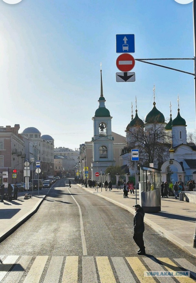 В Москве гаишник не стал наказывать оставленный на тротуаре внедорожник с номерами «АМР»