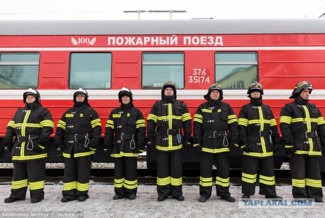 Поезд мчится сквозь горящий лес в Хабаровском крае