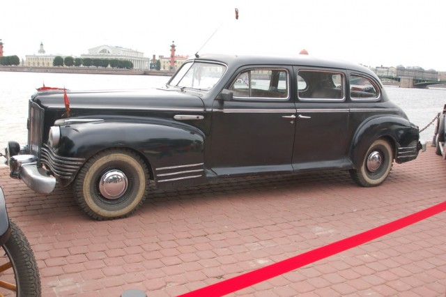 Авто Вернисаж на Неве.