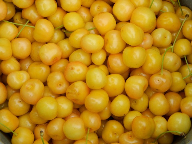 Клубника и бабушка