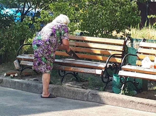 В Киеве женщина распилила лавки, чтобы не было посиделок под окнами квартиры