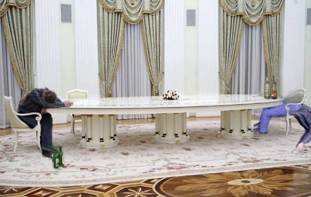 Предлагаю пофотошопить встречу Путина и Макрона