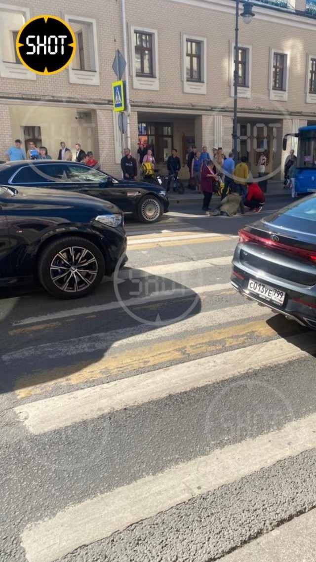 Автобиль с номерами АМР сбил человека в центре Москвы