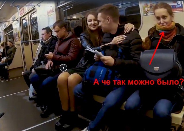 Девушка пристает к парням в метро.