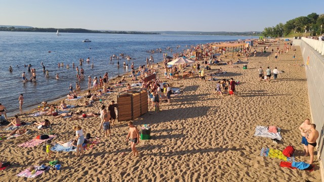На пляжах Анапы закончились не только лежачие, но и сидячие места. Загорать там можно только стоя