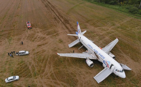 Второй пилот, посадивший самолет «Уральских авиалиний» на поле, работает грузчиком и таксистом, чтобы содержать семью
