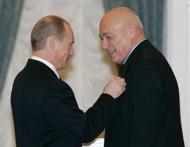 Познер назвал россиян, уважающих Сталина, рабами