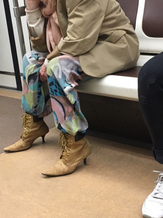 Свежая подборка катастрофических модников из нашего метро