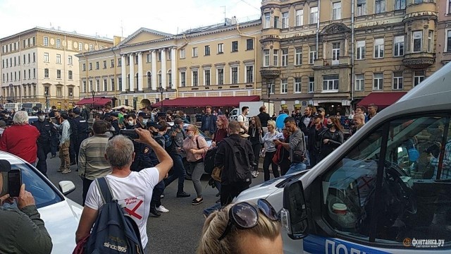 Дворцовую площадь перекрыли «для дезинфекции» перед акцией солидарности с Хабаровском