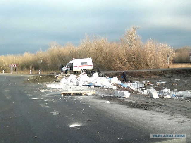 Полуприцеп фуры занесло