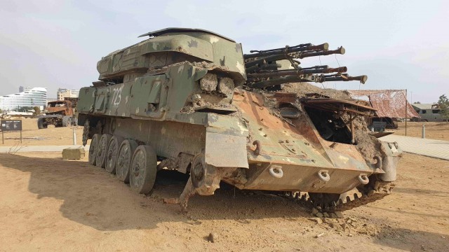 Выставка трофейной военной техники в Баку