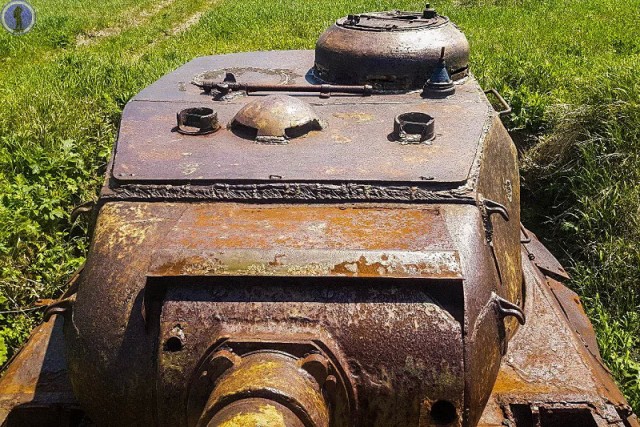 Заброшенные старые танки ИС-2 на Курилах. Они служили для защиты от высадки японского десанта