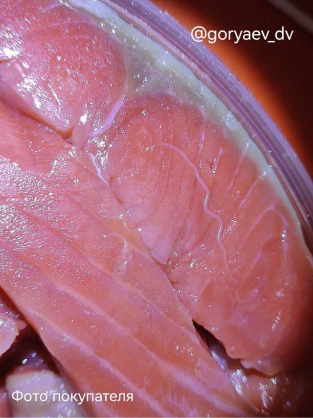 В Красноярске мужик нашёл червей в рыбе, но продавец сказал, что это нормально