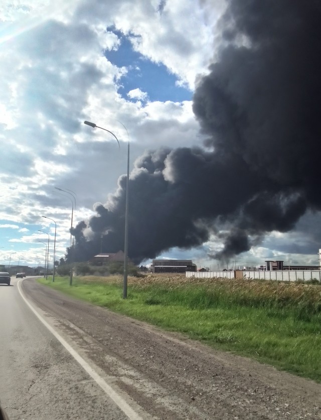 В Феодосии эвакуировали больше тысячи человек из-за пожара на нефтебазе