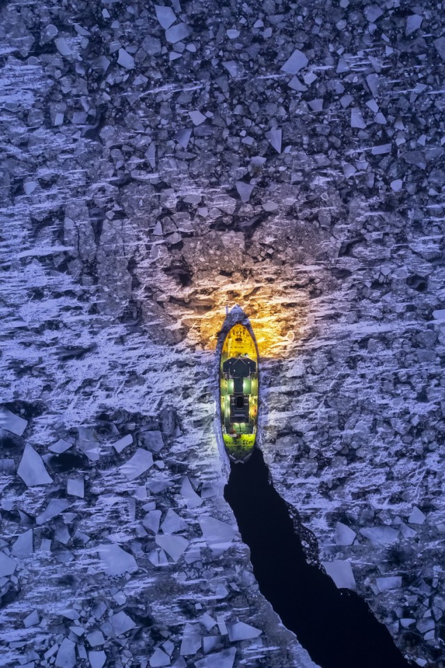 Ледокол среди льдов