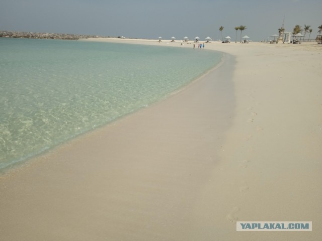 Тем временем в Дубае на пляже