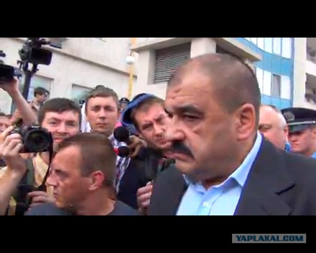 В Одессе у Российского консульства снимают флаг