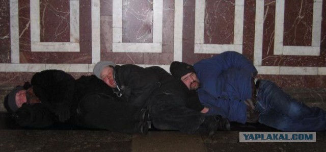 Пассажиры в метро.