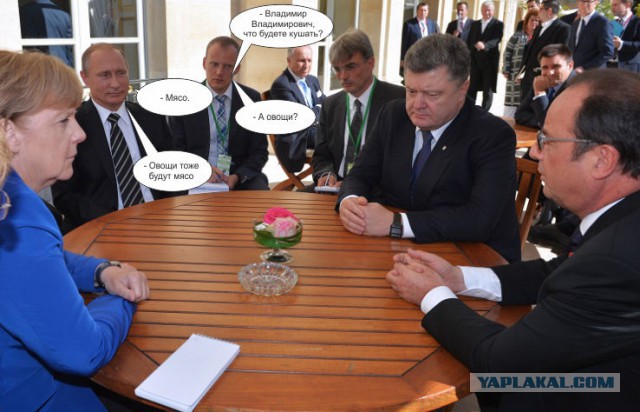 Порошенко и Путин пожали друг другу руки