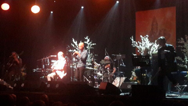 БГ поет в метро