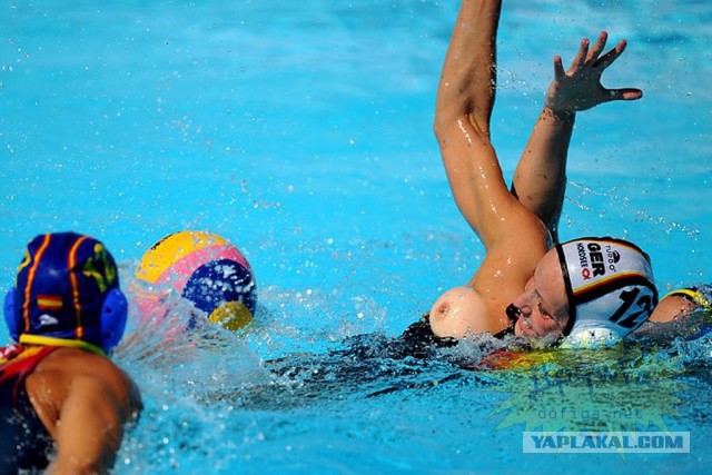 Капитаны женских команд сборной России и сборной Италии по водному поло