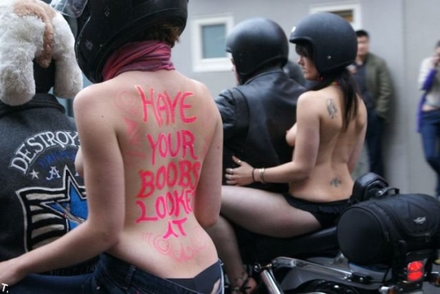 Новозеландский парад "Boobs on Bikes" (18+)