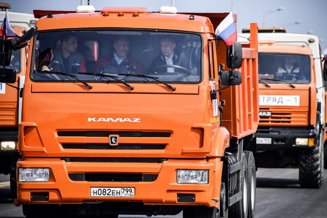 Нарушил ли Путин ПДД, управляя Камазом не пристегнув ремень безопасности?