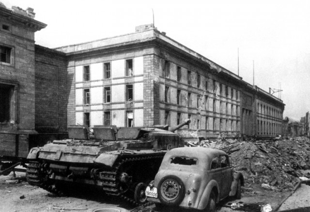 Исторические моменты Победы. Апрель-май 1945г