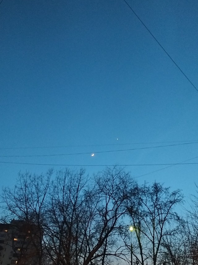 Объект рядом с Луной )