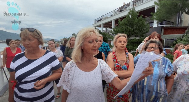 Жители Геленджика потребовали закрыть город для туристов