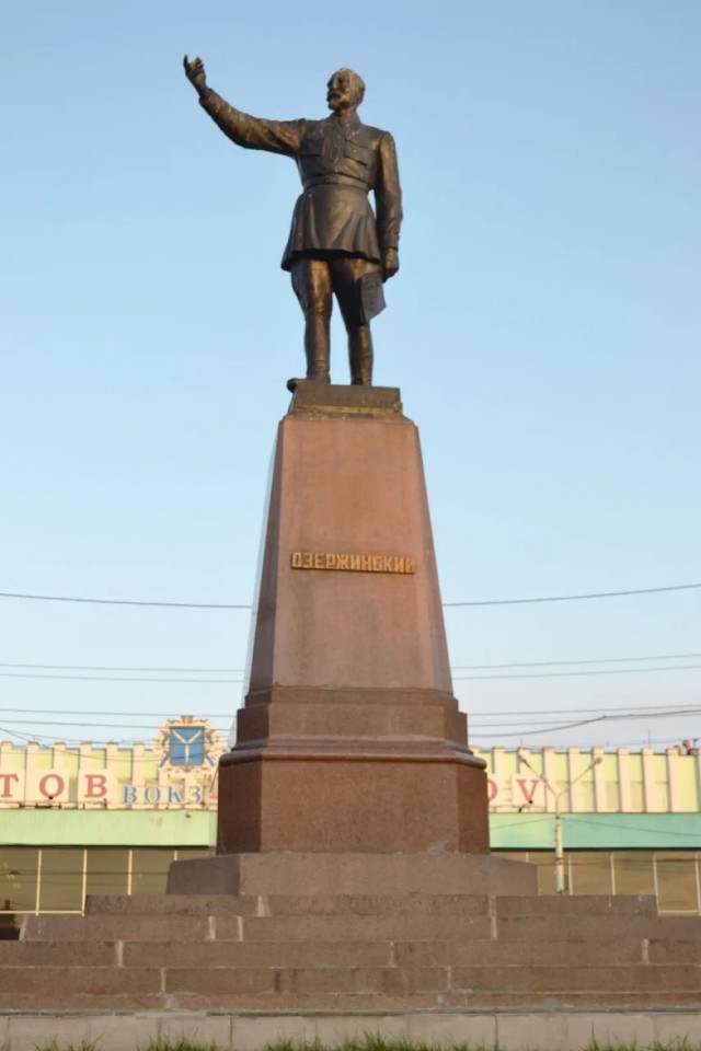 В Омске установили памятник Феликсу Дзержинскому