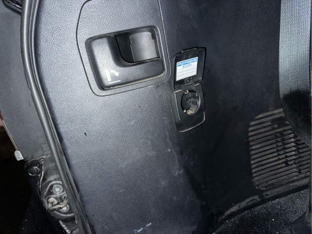 Можно ли в встроенную в авто розетку на 220 включать фен для волос?