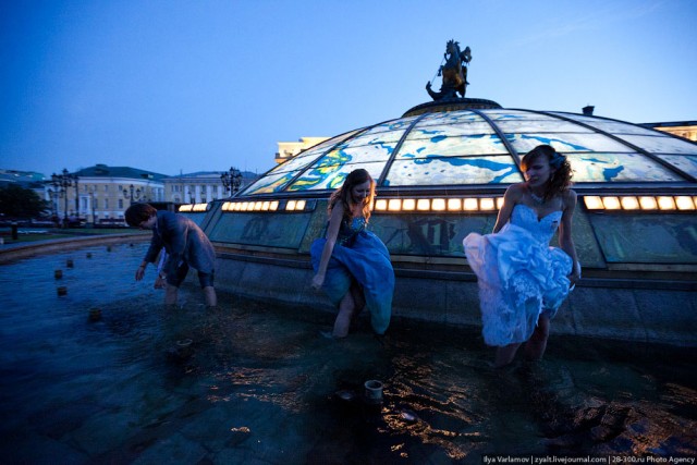 Московские купания выпускников в фонтанах