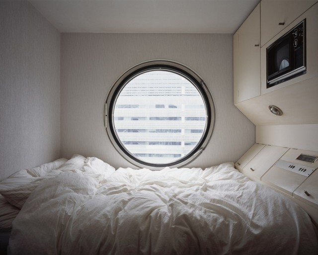 Первое в мире «капсульное» жилое здание — снаружи и изнутри