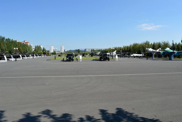 Самолет во дворе