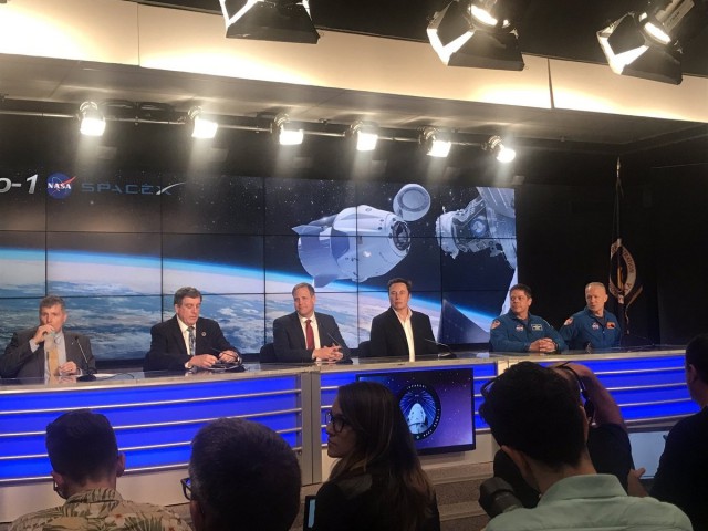 SpaceX запускает космический корабль Сrew Dragon