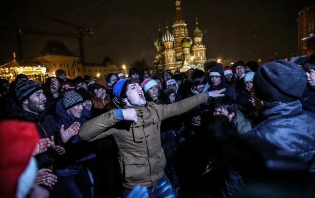 На Красной площади задержали двух людей в костюмах растений