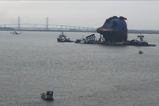 Судно MV Golden Ray достали и пилят по частям