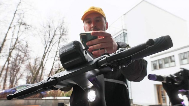 Владельцев средств индивидуальной мобильности могут обязать ставить электросамокаты на учет и получать на них номера