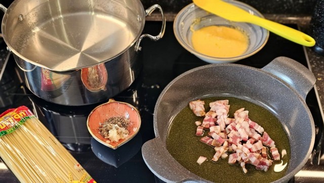 Спагетти с ветчиной, грибами и сливками