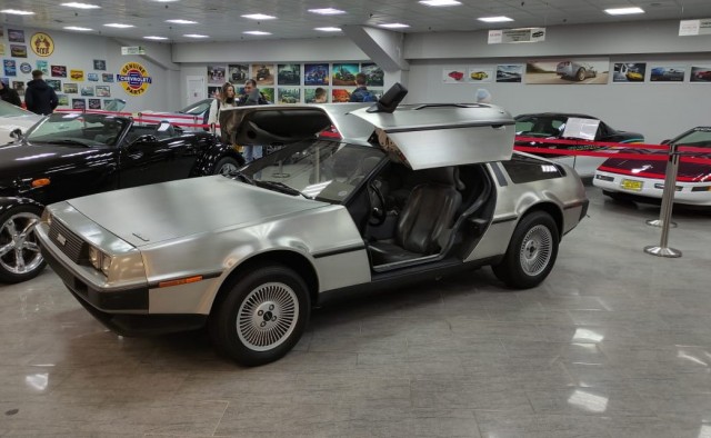 Почему DeLorean из фильма «Назад в будущее» не стал популярной машиной в Америке