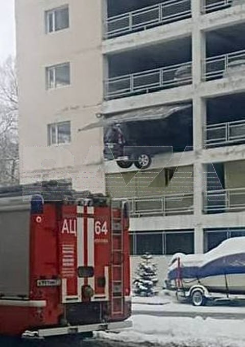 «Ленд Крузер» на волоске от провала — водитель джипа в Москве неудачно сдал назад и чуть не упал с многоэтажной парковки