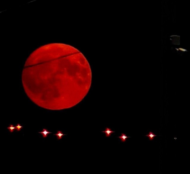 Над Россией взошла «клубничная» луна! Жители из разных регионов делятся фото в соцсетях, это явление возникло впервые за 18 лет