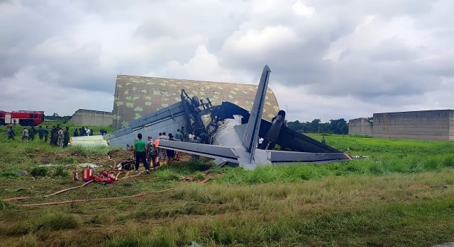 Самолет ВВС Индии Ан-32 потерпел крушение при посадке на авиабазе Джорхат на северо-востоке страны.