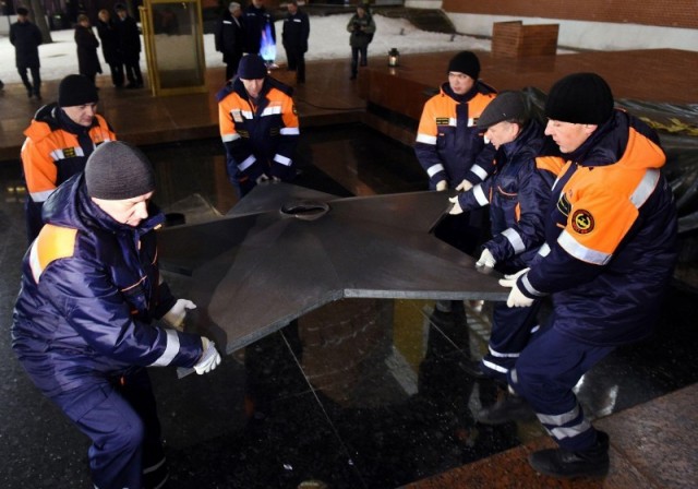 Вечный огонь у Кремля раз в месяц переносят. Что ещё скрывает Александровский сад