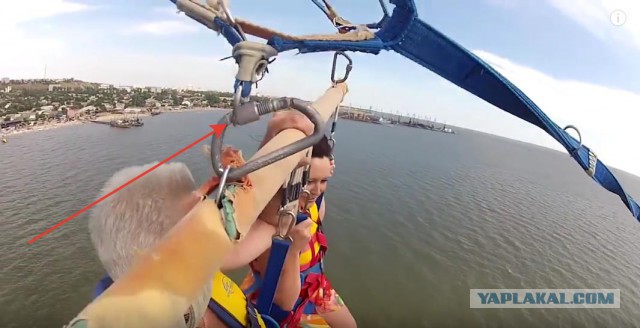 Мужчина и женщина сорвались в море во время полёта на парашюте в окрестностях Сочи