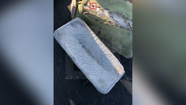 В Якутске из вылетавшего самолета АН-12 просыпалось золото. На борту его было больше чем на 21 миллиард