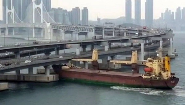 Российский корабль протаранил автомобильный мост в южнокорейском порту Пусан