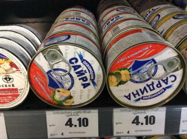 Российские продукты в грузинском супермаркете. Почему столько всего везут из России?