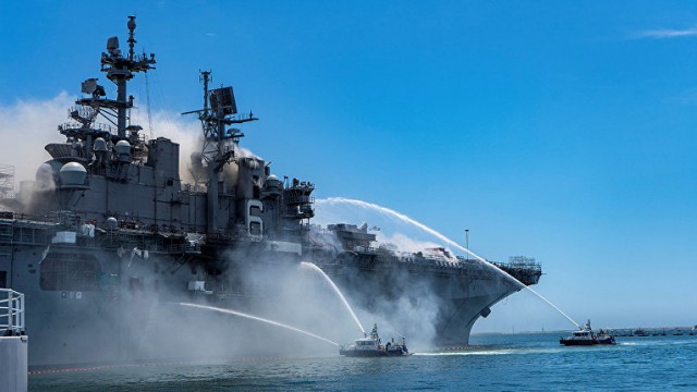 Пожар на военном судне США "Bonhomme Richard": ранены 11 человек